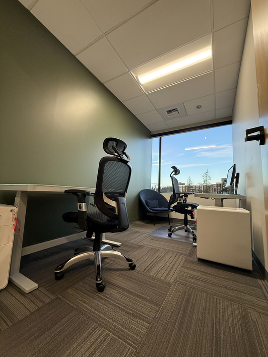 Coworking office work stations at Ideal Spaces Bellevue
