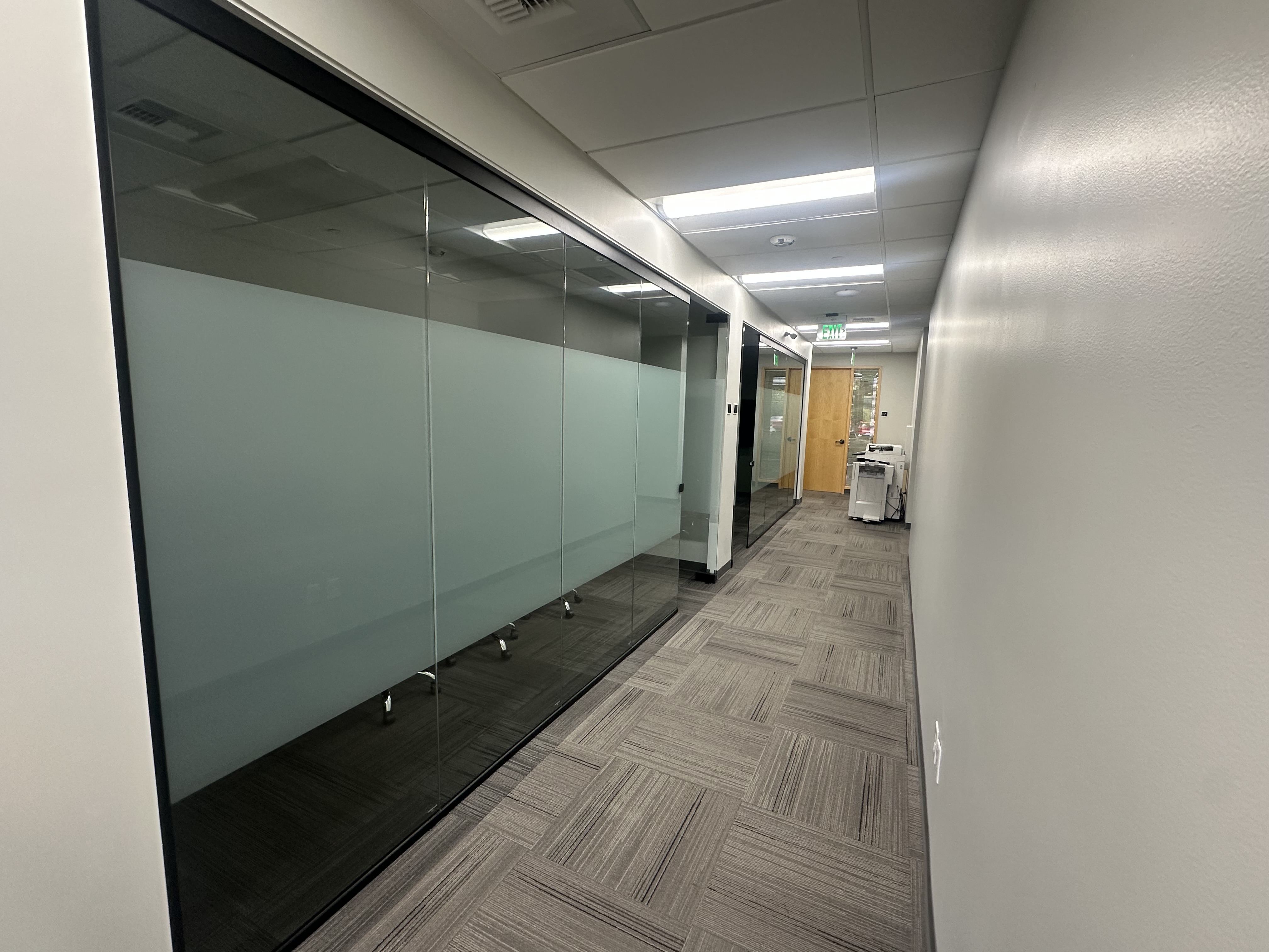 Flexible meeting room booking options Modern meeting space with professional setup