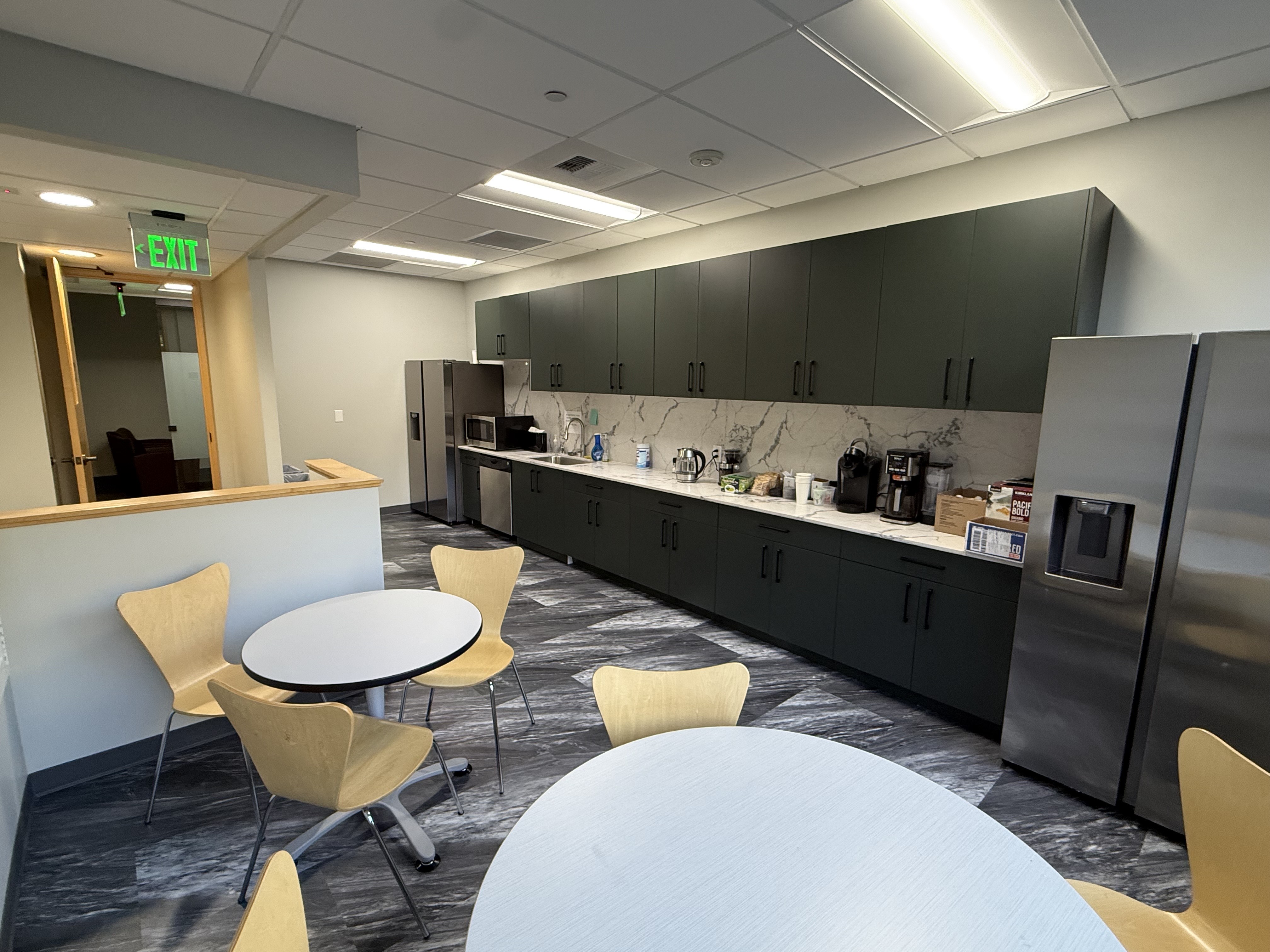 Executive enterprise suite amenities including printer and business services